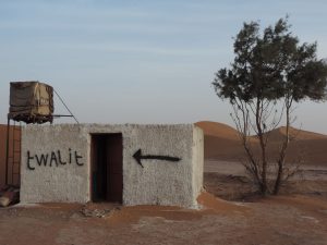 312 toilet in de woestijn Marokko (foto G v/d L)